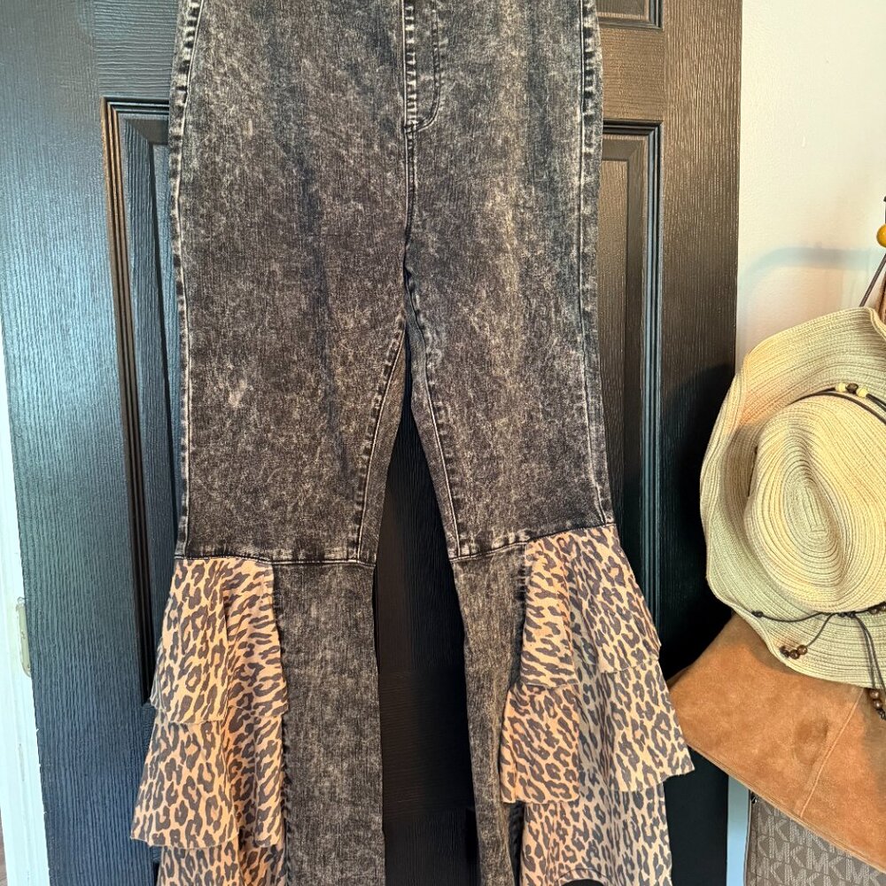 Fashion Express  Leopard Bell Bottom Leggings - Large - NWOT - Picture 2 of 5